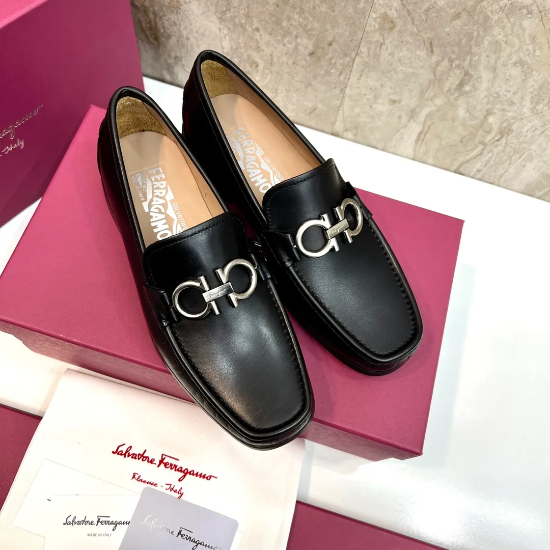 Original quality P780 Brand: Ferragamo Standard size: Men's size 39–44 (38.45 can be customized) Grade: Same style as the official website High-quality men's shoes Material: Customized first-layer calfskin with water-dyed cowhide lining Cowhide tiptoe Original non-slip and wear-resistant rubber outsole Style category: Men's formal business leather shoes are young and fashionable European and American trends British style Casual matching and comfortable feet Color: actual picture